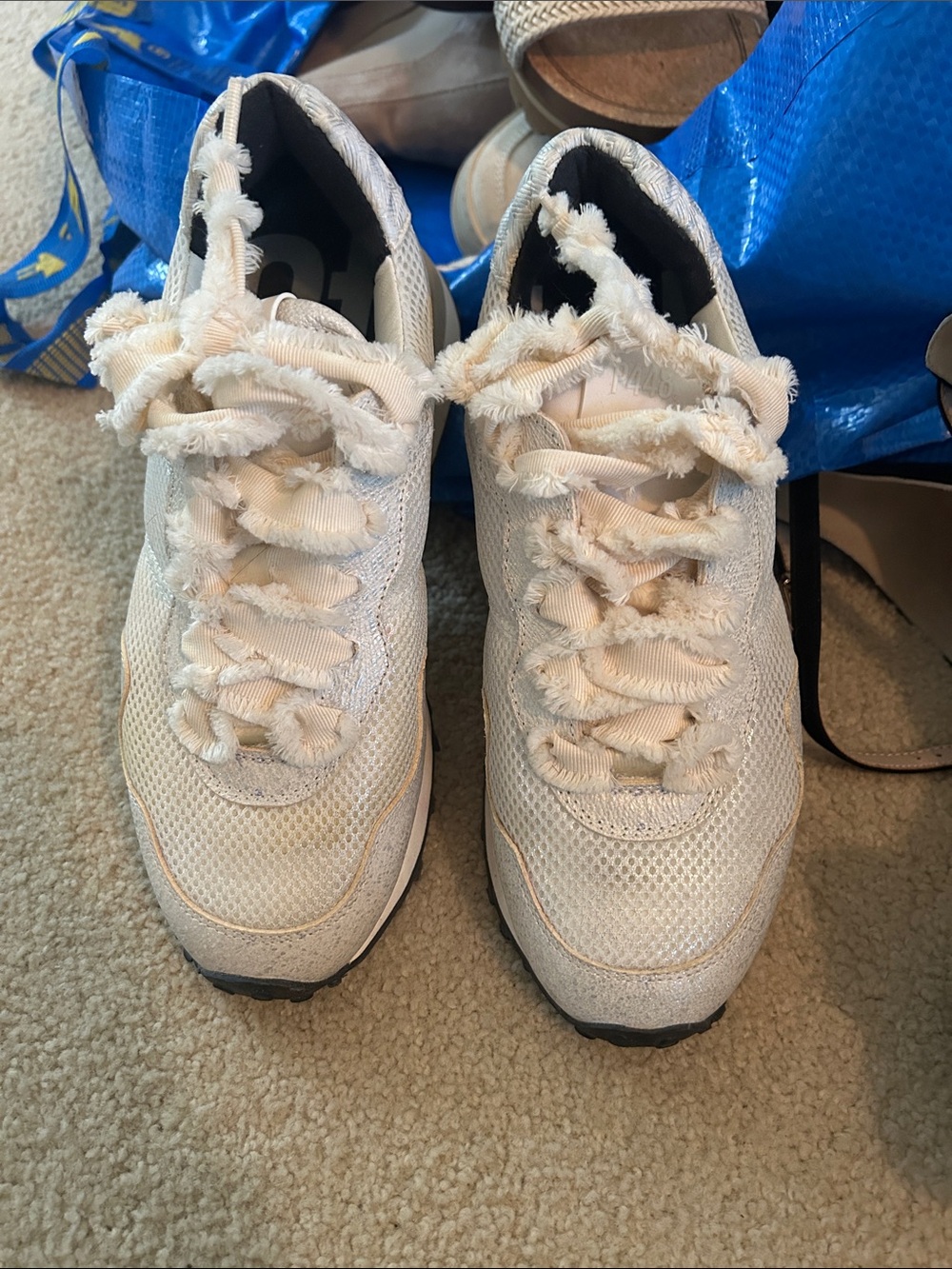 P448 Women’s metallic Neutral Cream Lace-Up Sneakers